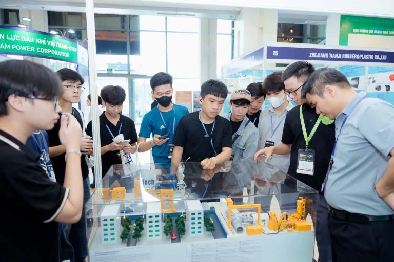 越南河内工程机械展览会现场照片1