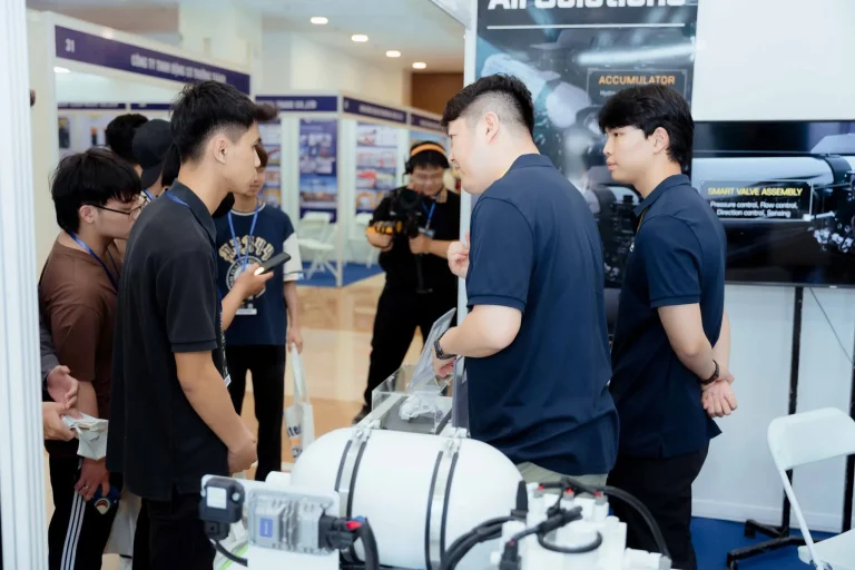 越南河内工程机械展览会现场照片5