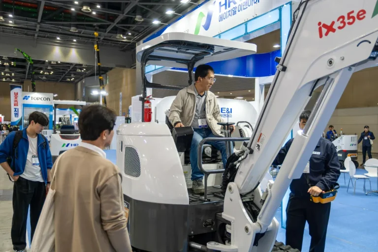韩国首尔工程机械展览会现场照片1