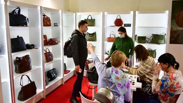 俄罗斯莫斯科鞋及箱包展览会现场照片3