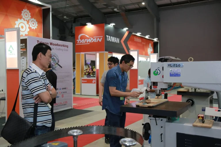 缅甸仰光木工机械及家具配件展览会现场照片1