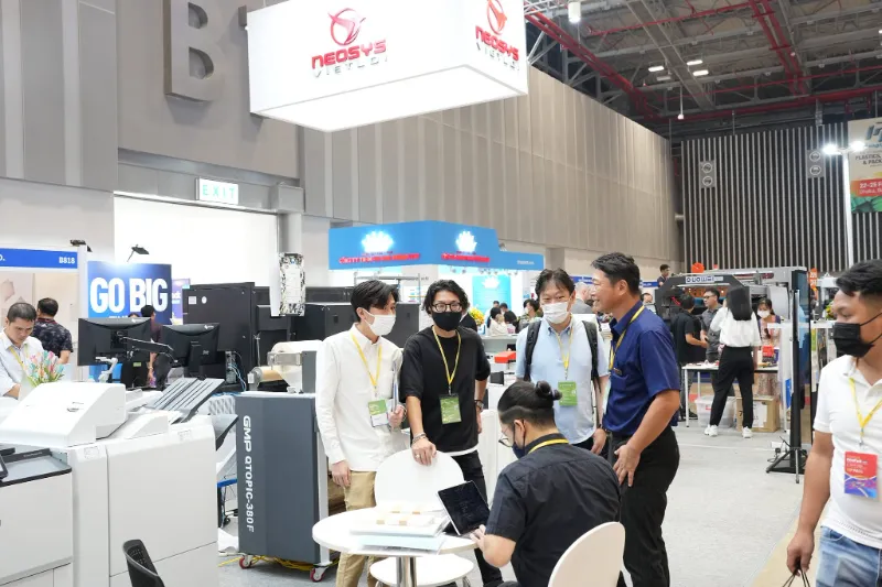 中国展商在中东迪拜印刷及包装展览会上介绍印刷设备