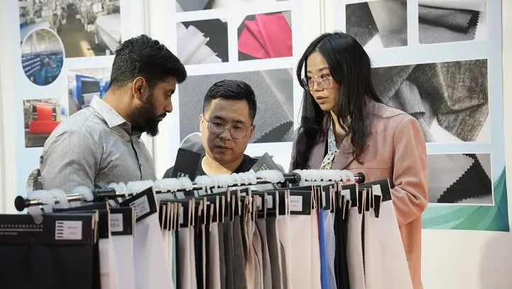展会现场展商与买家进行商务洽谈