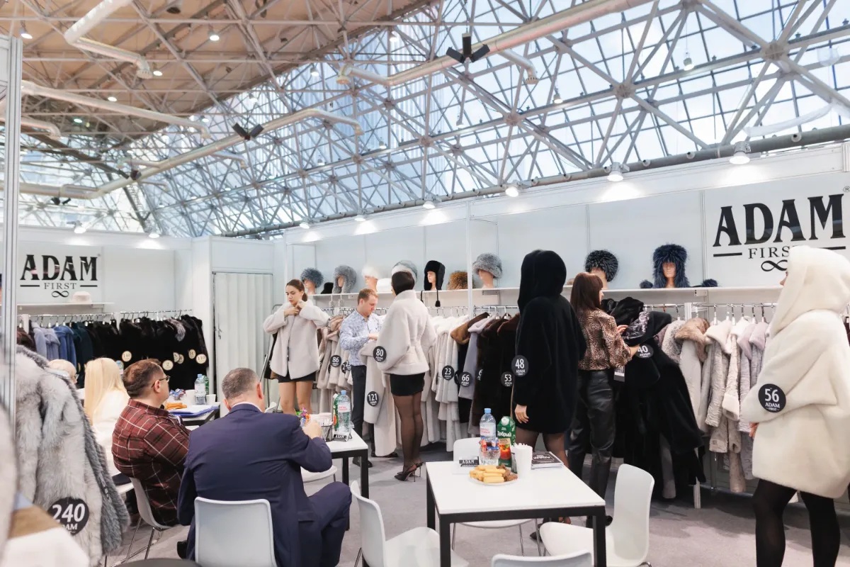 采购商在莫斯科皮革皮草展上查看皮草制品