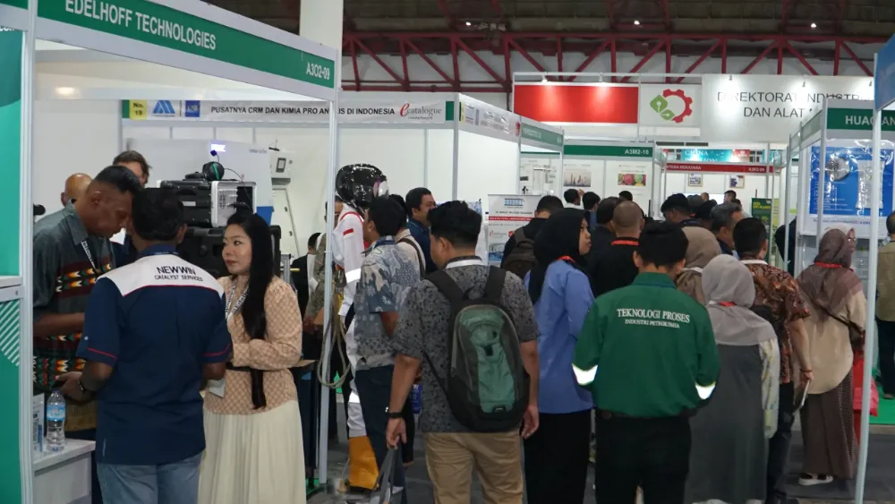 印尼雅加达化工展现场专业观众与展商交流洽谈