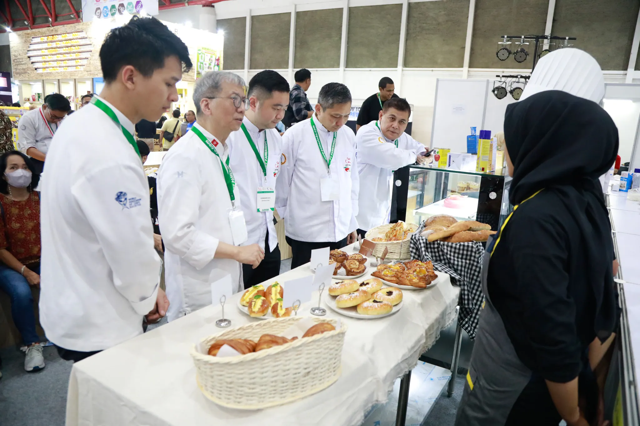 印尼雅加达食品及酒店用品展览会FHI展商与买家洽谈场景