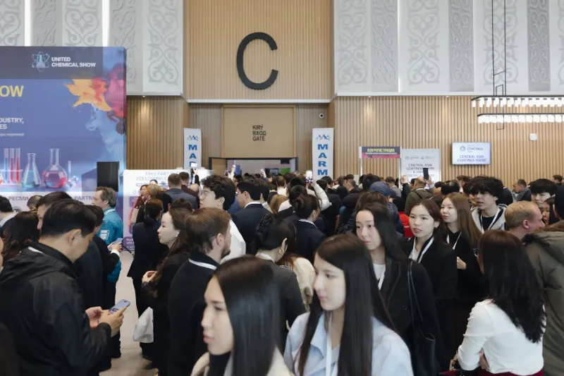 展会现场专业观众了解涂料设备与原料