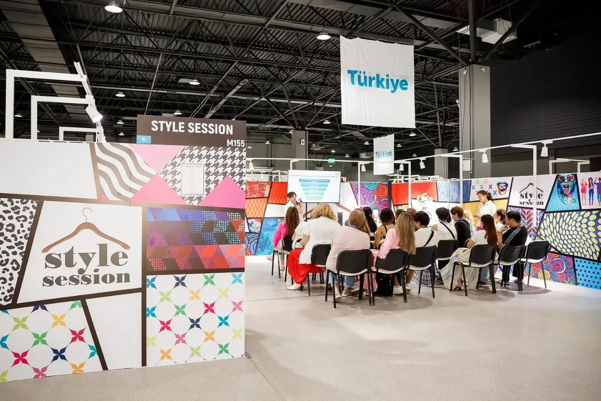 Central Asia Textile Expo展商与采购商洽谈