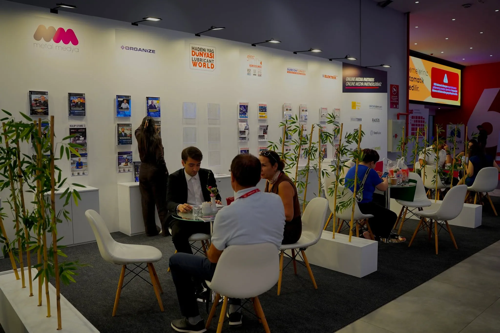WIN EURASIA 展品与观众交流