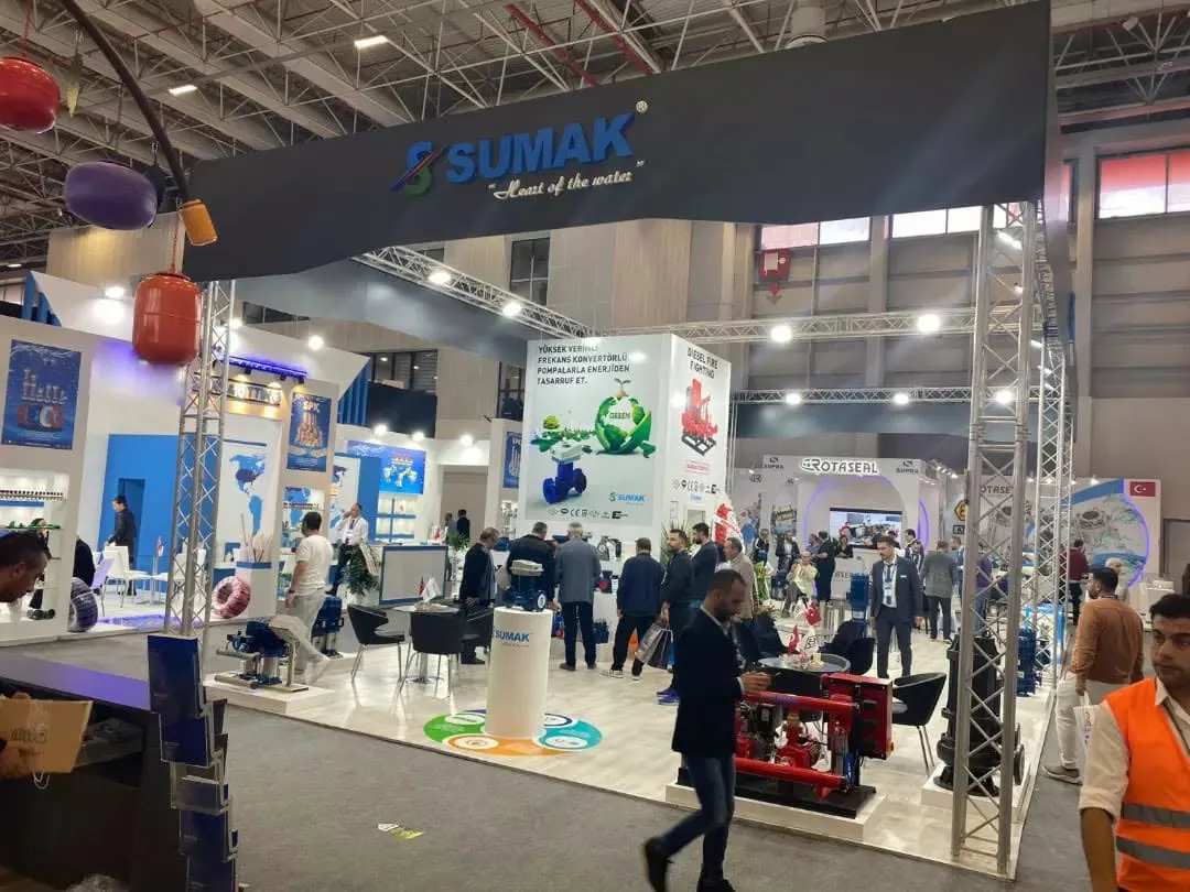 ISK-SODEX展会观众洽谈场景