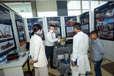 展会现场展出的工程机械设备