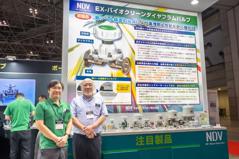 日本东京化工展览会展商与观众交流