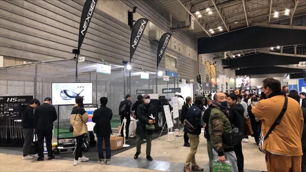 日本横滨高尔夫球展览会高尔夫装备交流场景