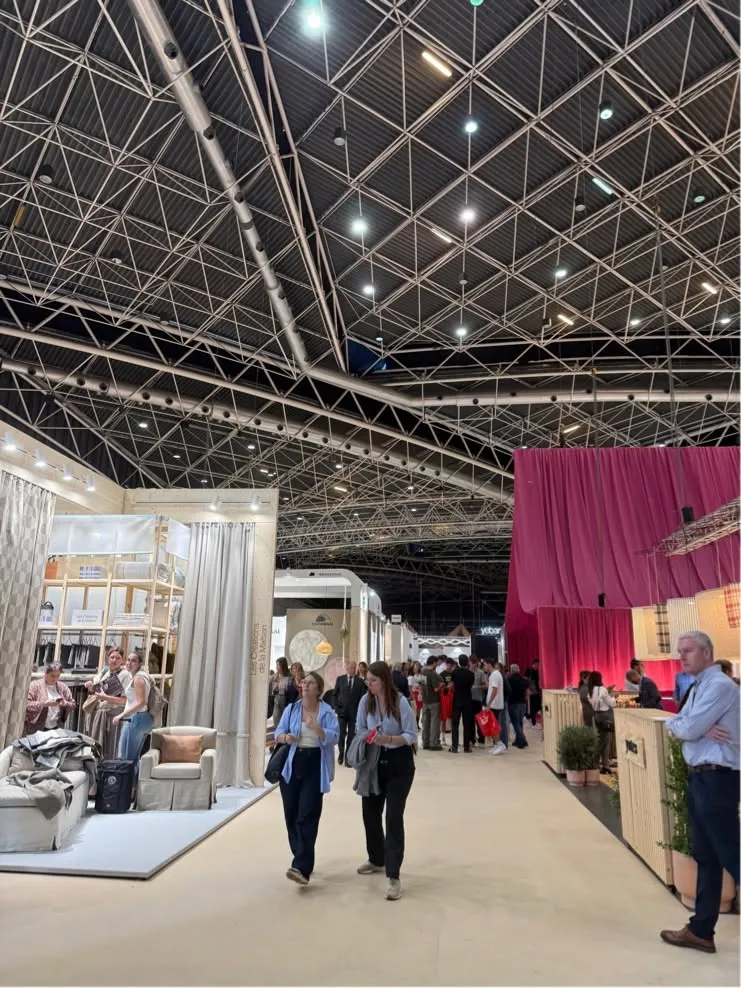 Intergift马德里家居礼品展览会专业买家与展商洽谈场景