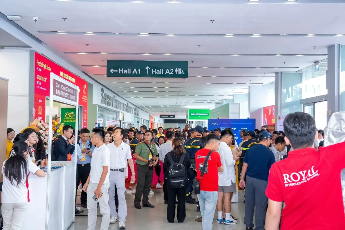 展会现场中国安防设备展台前买家咨询洽谈