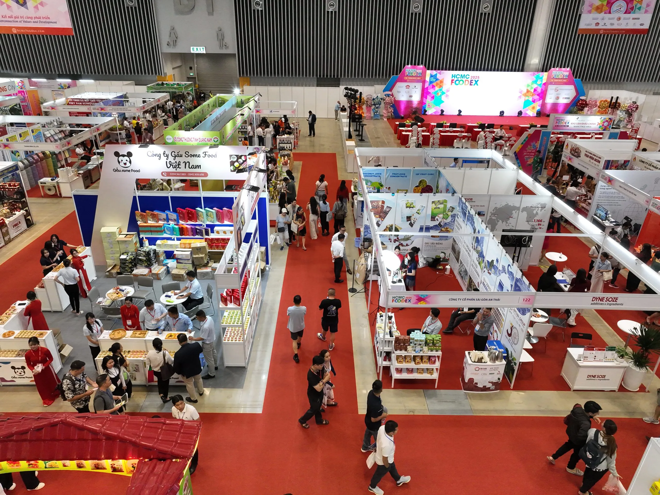 越南食品展专业观众在展台洽谈