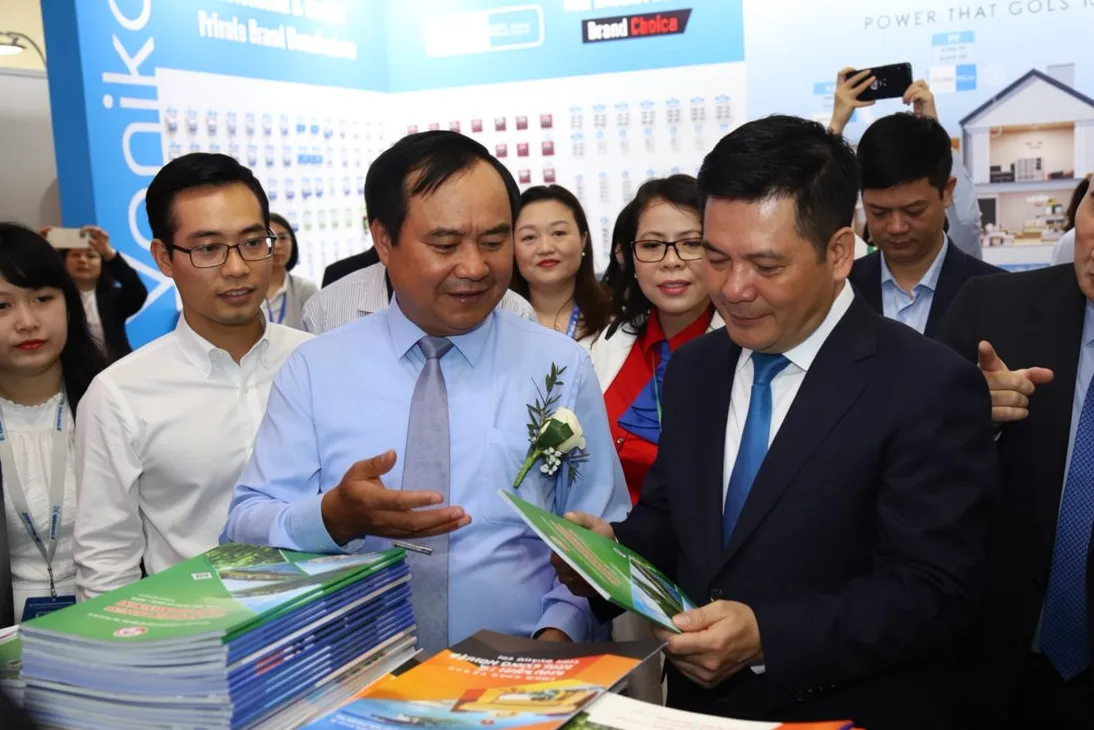 越南眼镜业展览会现场展出的眼镜产品与陈列