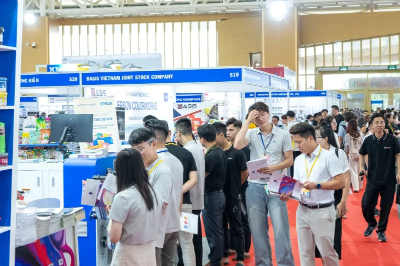 中国展商在越南胡志明包装及印刷展览会上介绍设备