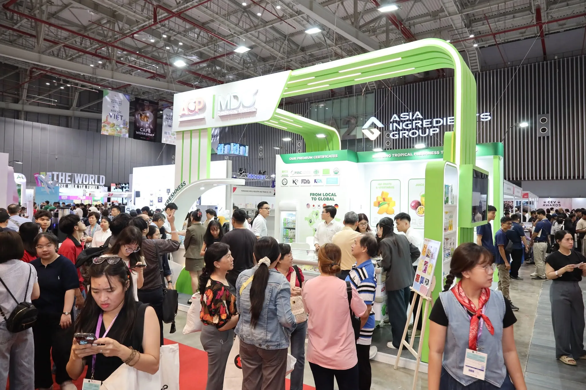 展会现场咖啡杯测与洽谈活动