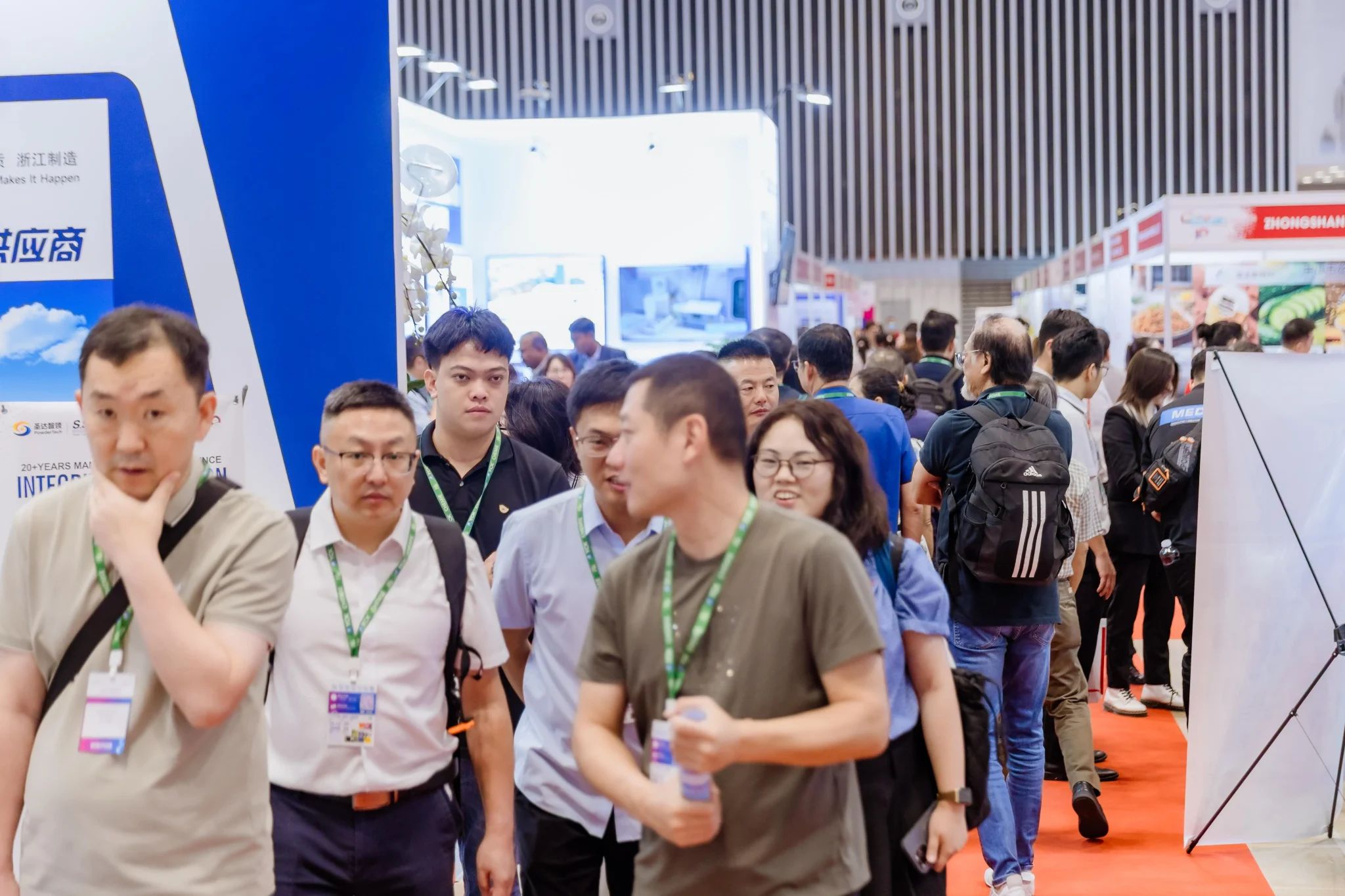 中国轮胎及橡胶企业展位与采购商洽谈