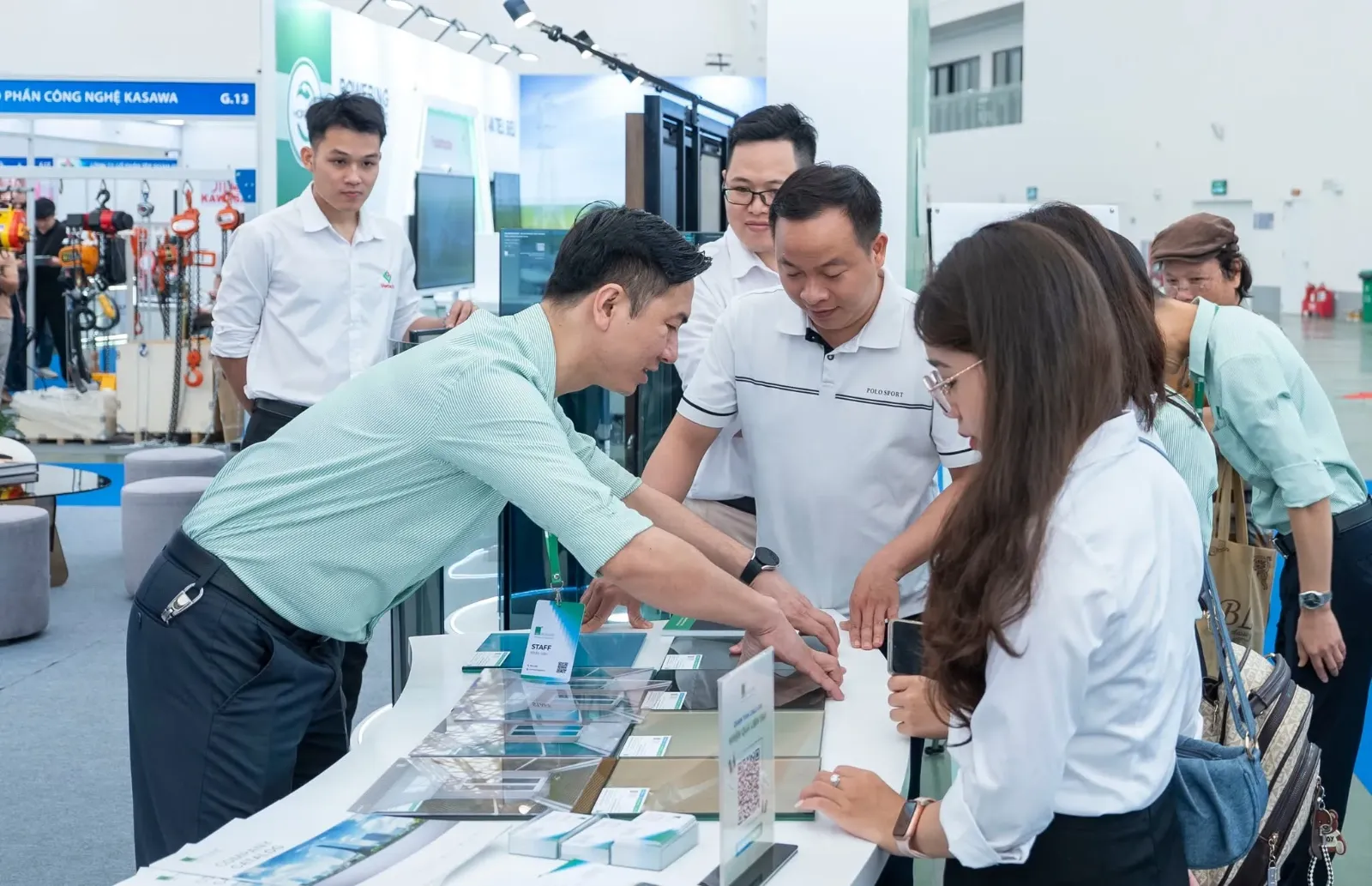 展会上的电梯部件与控制系统展示