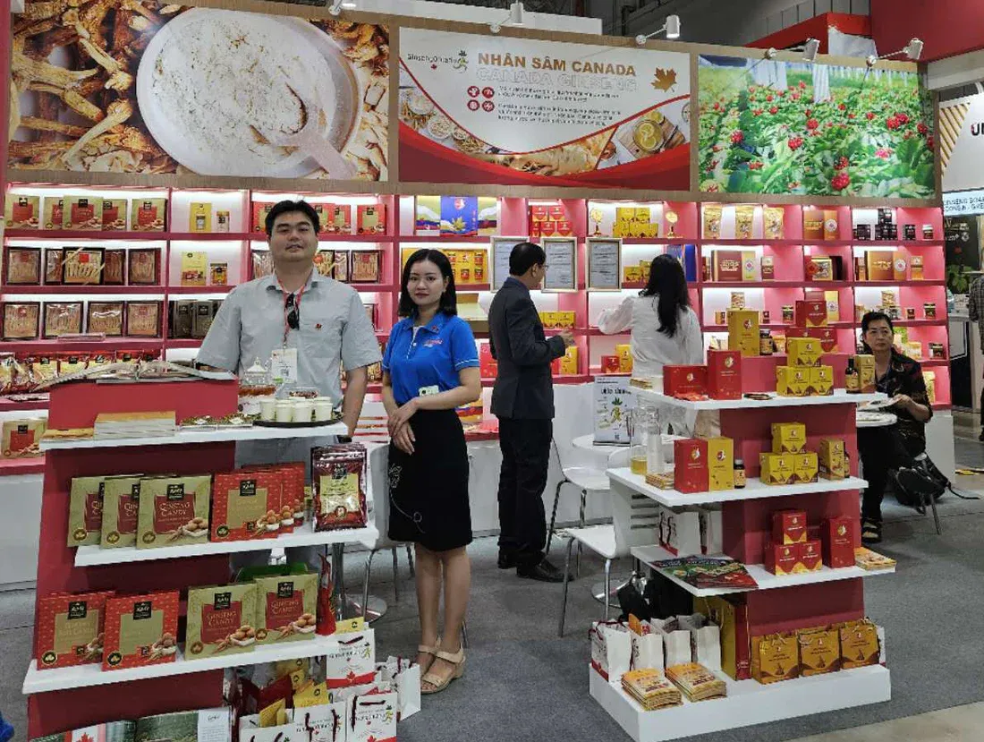 越南胡志明食品及酒店用品展国际展区与买家交流