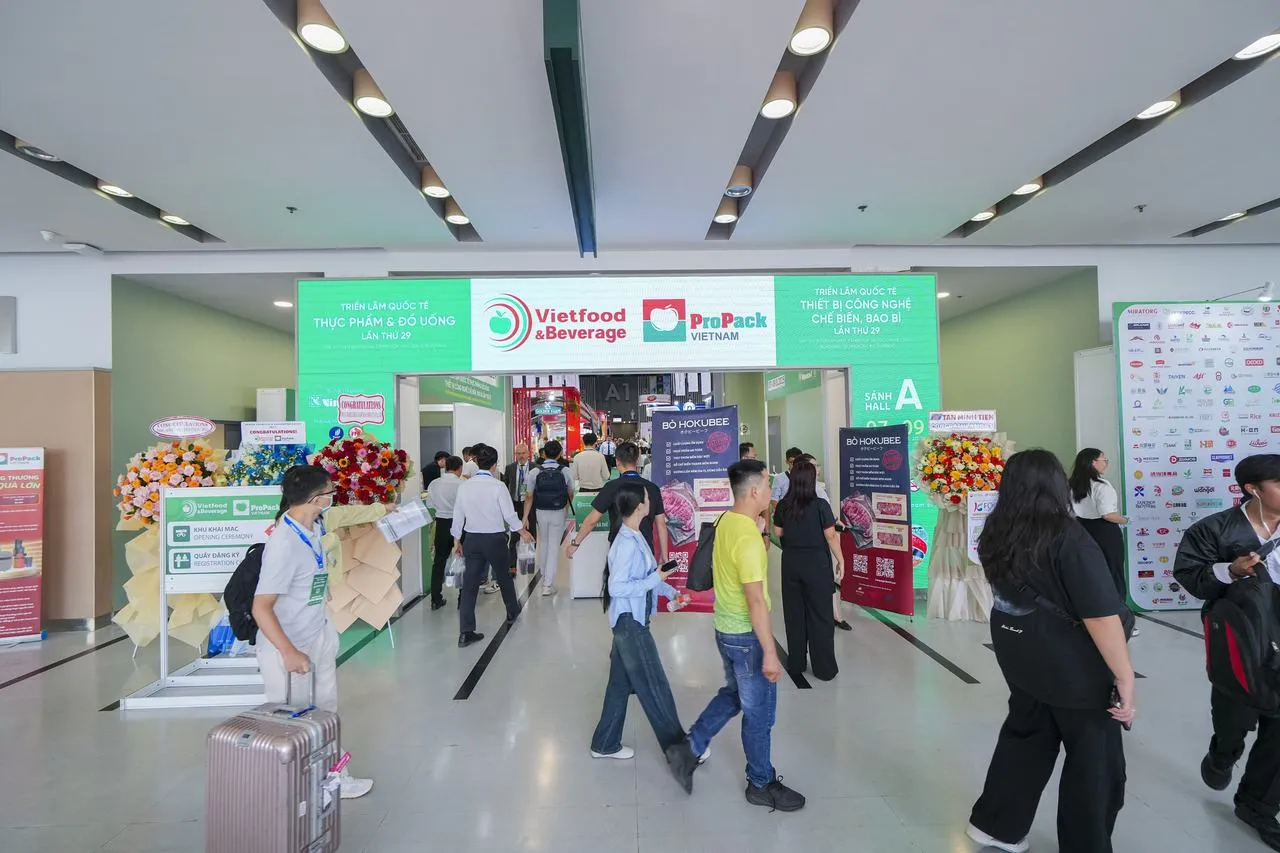 越南食品展展台产品陈列与买家洽谈