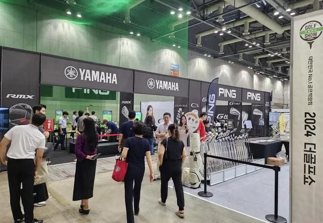 展会现场展示的高尔夫器材与服饰产品